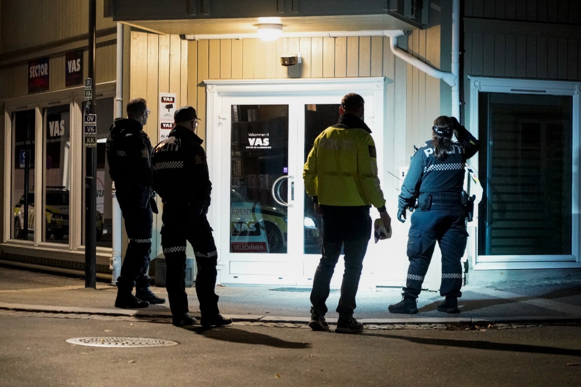 Homem matou várias pessoas antes de ser preso em Kongsberg, na Noruega. Motivação dos crimes ainda não foi descoberta (Foto: Terje Pedersen / NTB / AFP)