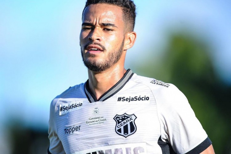 Vitão, zagueiro do Ceará, foi punido por 360 dias pelo STJD por uso de documento falso