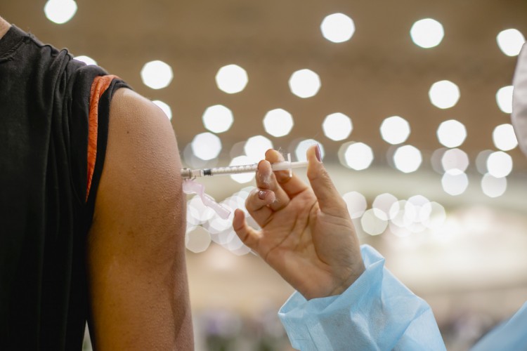 Redução das mortes foi potencializada devido a vacinação da população 