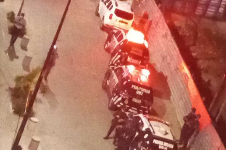 As imagens mostram a movimentação policial no local do crime na Praia de Iracema 