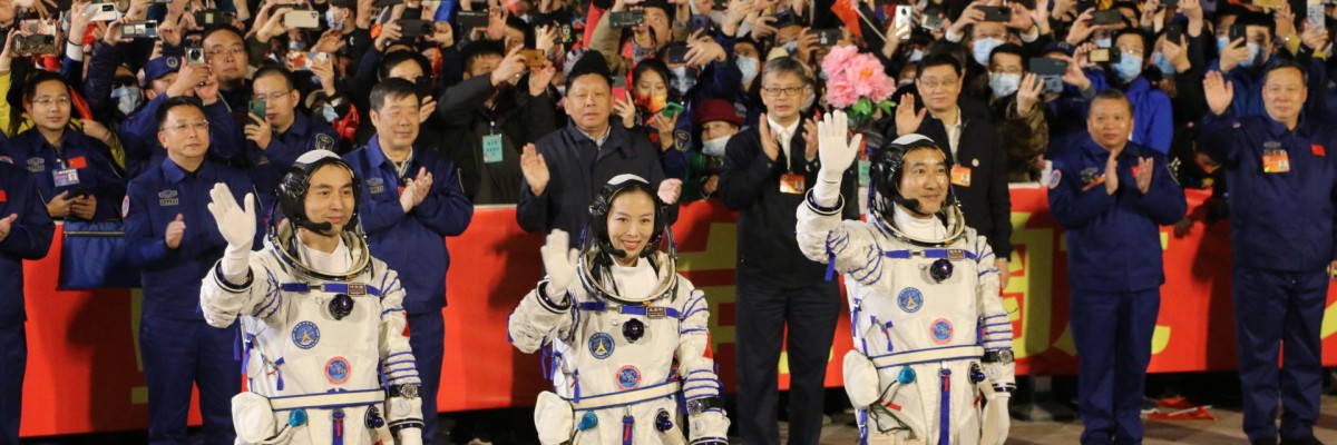Os astronautas (da L) Ye Guangfu, Wang Yaping e Zhai Zhigang, a segunda tripulação da nova estação espacial da China, acenam em uma cerimônia de partida antes de seu lançamento na espaçonave Shenzhou 13,
