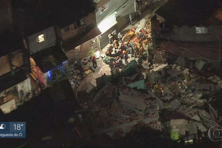 Casa desaba e atinge outros imóveis em Paraisópolis