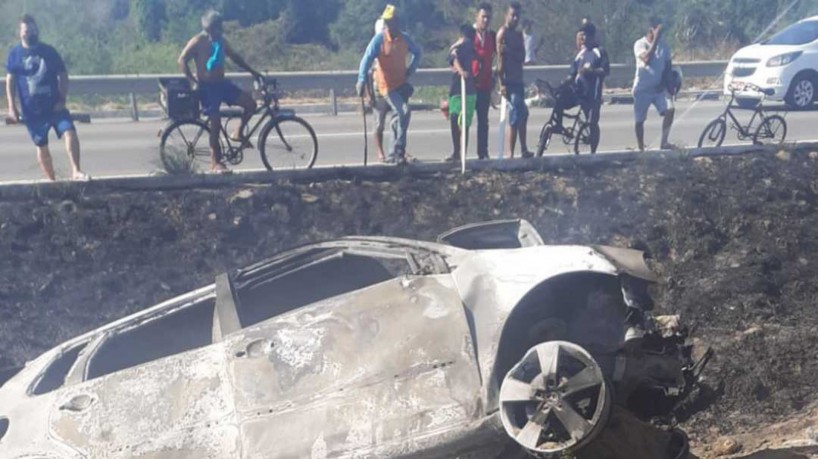 O automóvel incendiou depois de colidir em um poste (foto: via WhatsApp O POVO )