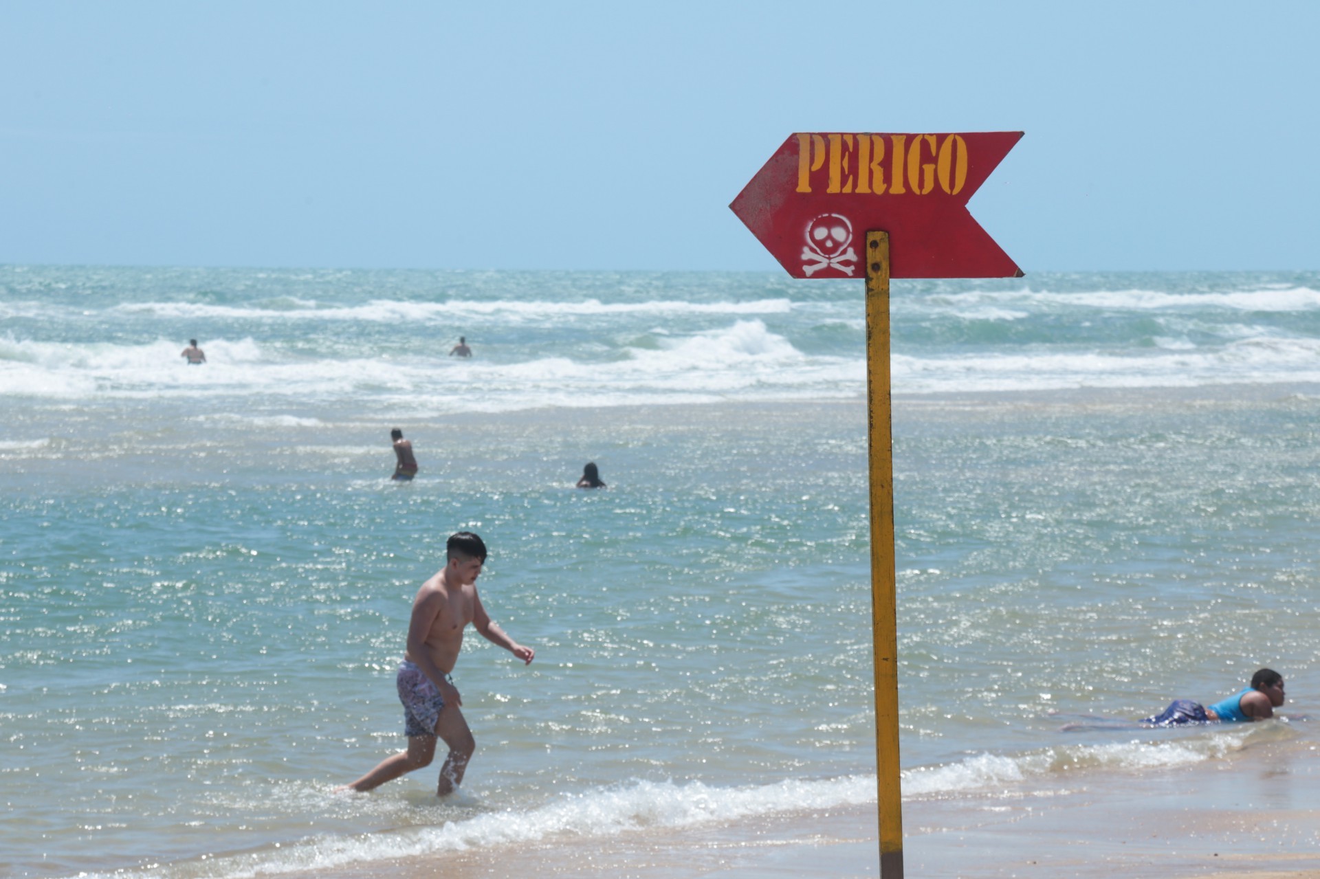 Fortaleza, 17 de outubro de 2021. Praia do Futuro. Placas alertam banhistas sobre perigo de valas no mar. (Yago Albuquerque / Especial para O Povo)