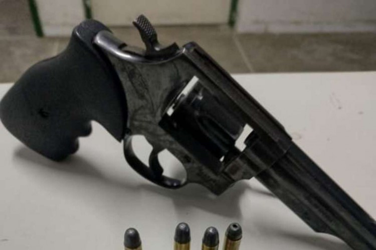 Arma calibre 38 e munições foram apreendidas com homem em Tamboril