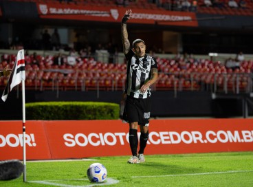 Meia Vina cobra escanteio no jogo São Paulo x Ceará, no Morumbi, pelo Campeonato Brasileiro Série A 