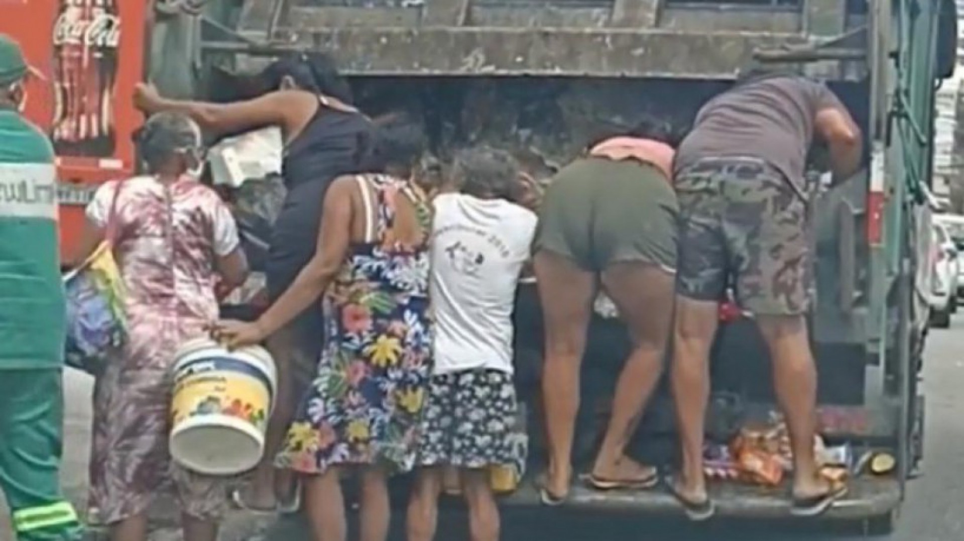 Pessoas buscando sobras no caminhão de lixo no bairro Cocó, em Fortaleza. Vídeo foi divulgado nas redes sociais em outubro (Foto: foto: André Queiroz)
