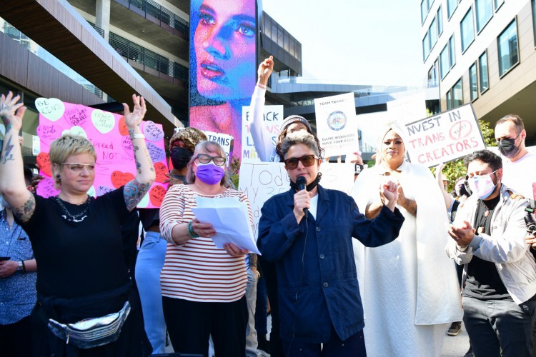 A roteirista, diretora e apresentadora de TV Joey Soloway foi uma das apoiadoras do protesto