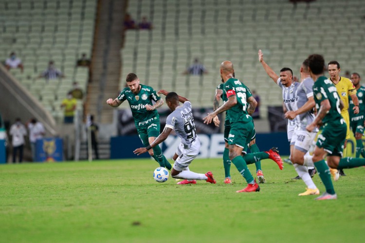 FORTALEZA-CE, BRASIL, 20-10-2021: Ceará x Palmeiras - Campeonato Brasileiro da Série A - 2021 - Estádio do Castelão. Ceará 1 x 2 Plameiras. 
