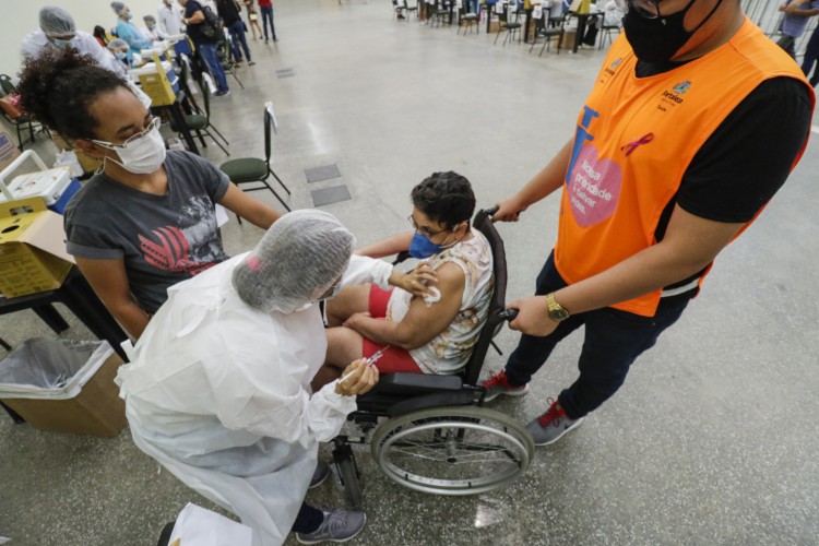 Mais de três mil pessoas imunossuprimidas foram agendadas em Fortaleza para receber a D3 nesta quarta-feira, 20