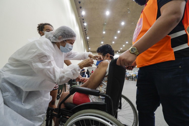 Aplicação da terceira dose em pessoas imunossuprimidas começa nesta quarta-feira, 20, no Centro de Eventos.