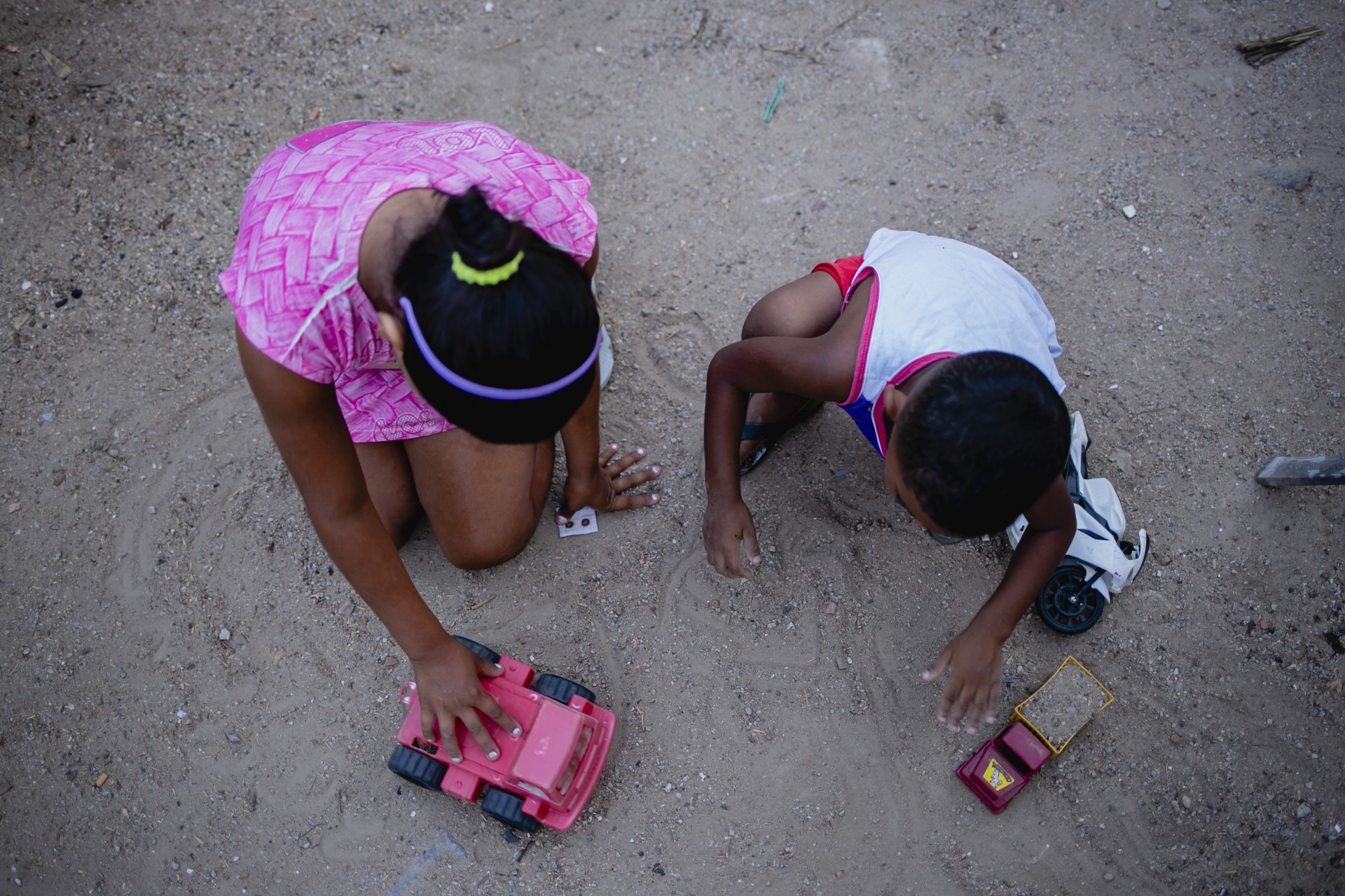 Crianças, de 4 e 9 anos, perderam a mãe para a Covid-19 em maio 