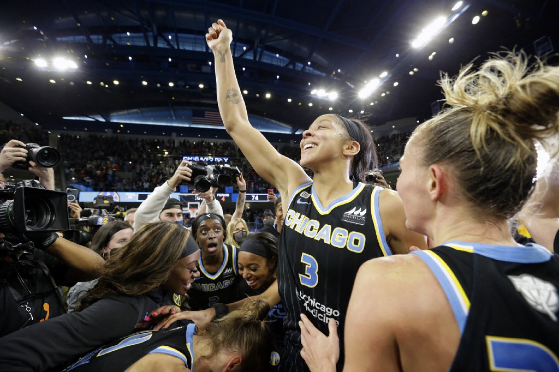 Candace Parker (ao centro), do Chicago Sky, comemora o título da WNBA (Foto: Kena Krutsinger / NBAE / Getty Images / Getty Images via AFP)