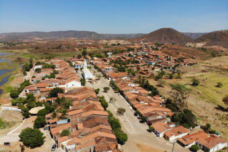 No município há um lixão, onde os resíduos são descartados sem nenhum controle 