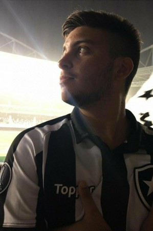 Theo Fish é torcedor do Botafogo desde a infância e frequentou o Nilton Santos em todas as fases da vida(Foto: Acervo pessoal)