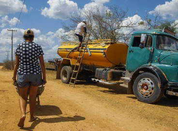 Sem água distribuída pela Operação Carro-Pipa, moradores ficam completamente desabastecidos na zona rural de Monsenhor Tabosa. [Imagem de apoio ilustrativo]  