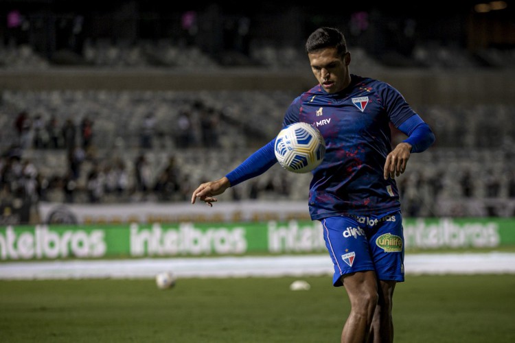 Atacante Robson com a bola em aquecimento antes do jogo Atlético-MG x Fortaleza, no Mineirão, pela Copa do Brasil