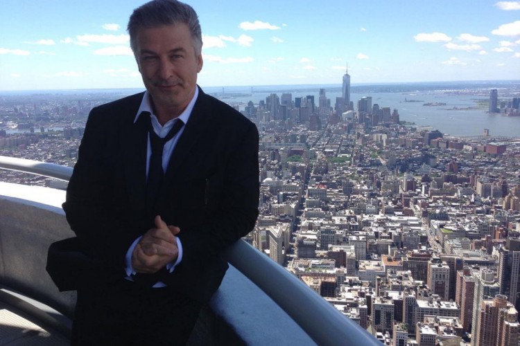 O ator do filme Rust, Alec Baldwin. Entenda como foi utilizada arma cinematográfica que causou acidente envolvendo cineasta Halyna Hutchins, que morreu após disparos não intencionais