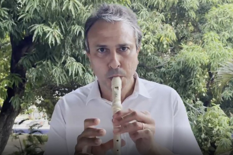 Camilo Santana treina e refaz performance com flauta 