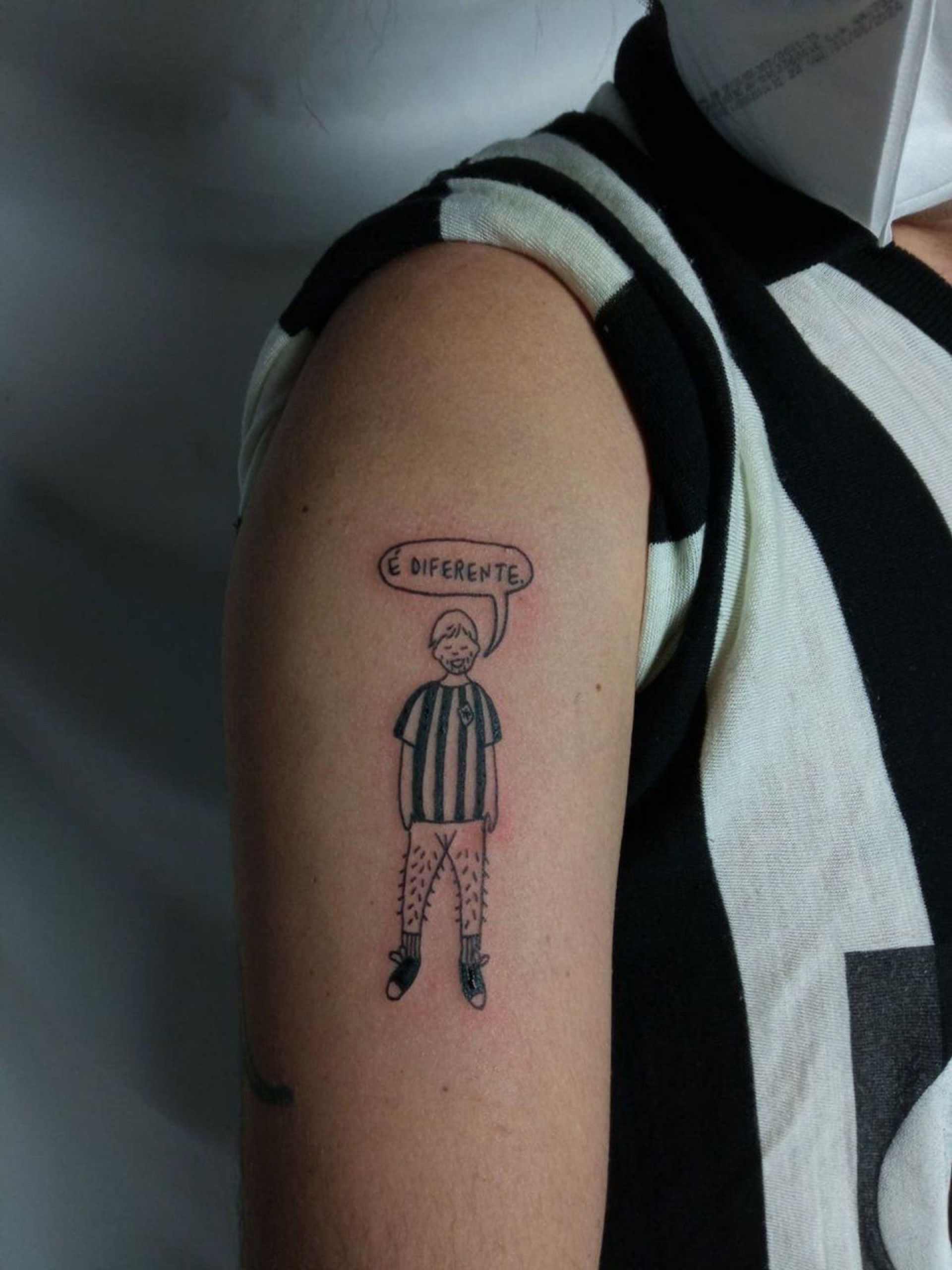Theo Fish tatuou uma versão homem trans da mascote do Botafogo (Foto: Acervo pessoal)