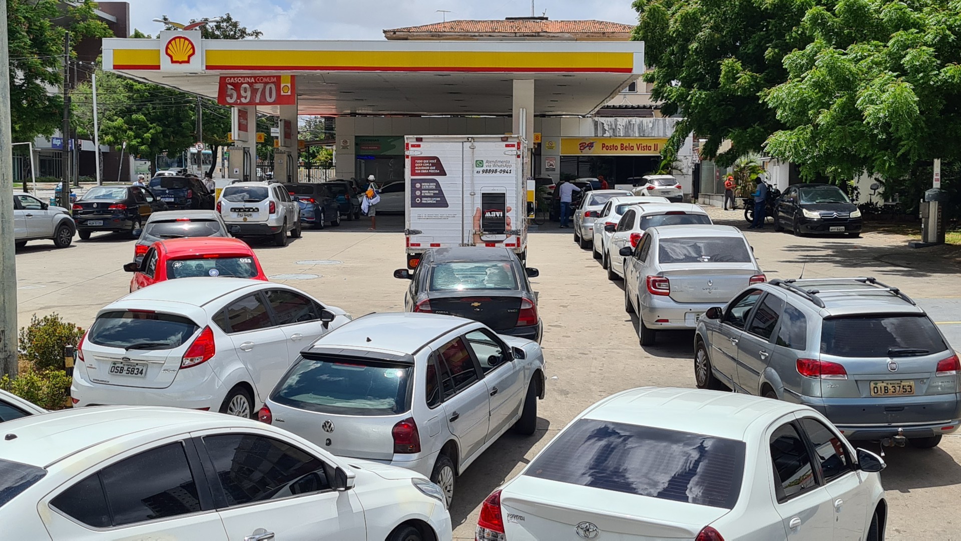 ￼Posto com gasolina a R$ 5,97 registra fila e trânsito intenso de motoristas tentando abastecer após litro do combustível bater R$ 7,10 no Ceará (Foto: Fco Fontenele)