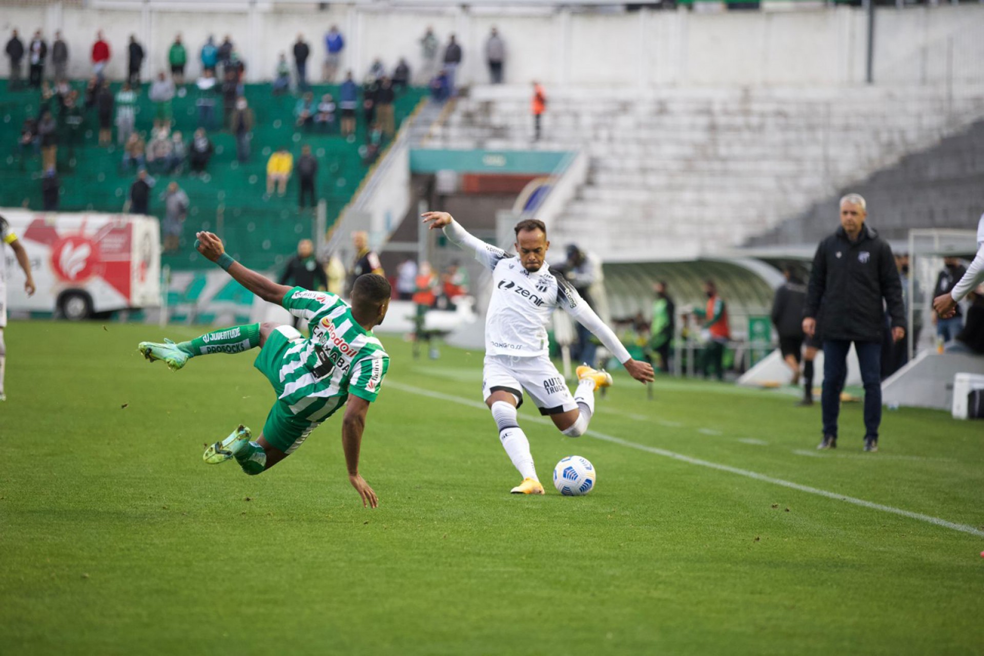 Bruno Pacheco, do Ceará, tenta cruzamento na partida contra o Juventude (Foto: Israel Simonton / Ceara SC)