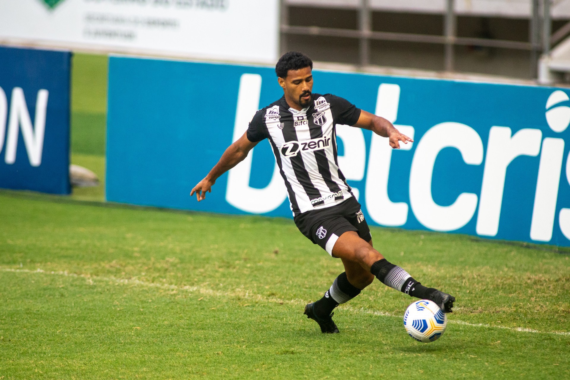 Lateral-direito Gabriel Dias foi expulso contra o Fluminense (Foto: Stephan Eilert/CearaSC)