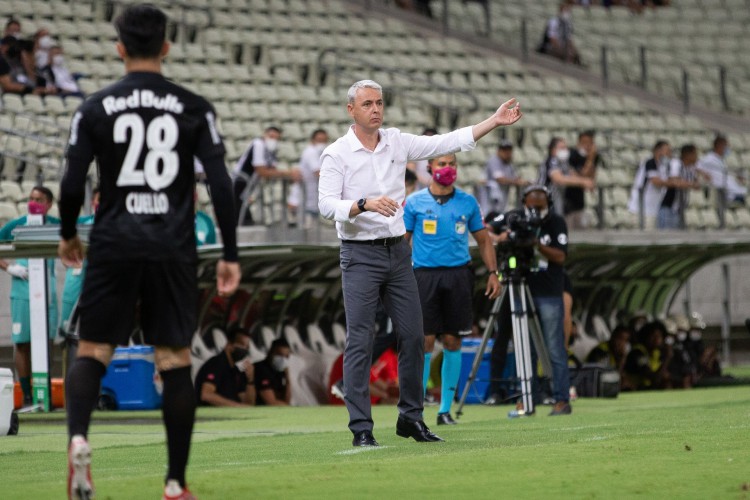 Técnico Tiago Nunes venceu apenas uma partida de nove disputadas desde que assumiu o comando do Ceará