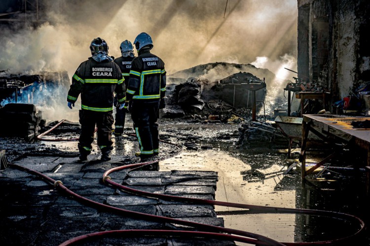 Fortaleza registra incêndio na BR-116 neste domingo. Causa da ocorrência ainda não foi estabelecida