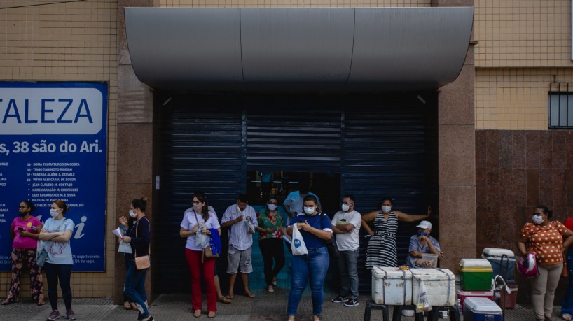FORTALEZA, CE, BRASIL, 24-10.2021: Concurso Funsaúde 2º dia movimentação de candidatos saindo do local de prova, falando como foi o concurso, Colegio Ari de Sa na Avenida Duque de Caxias. em epoca de COVID-19. (Foto:Aurelio Alves/ Jornal O POVO)