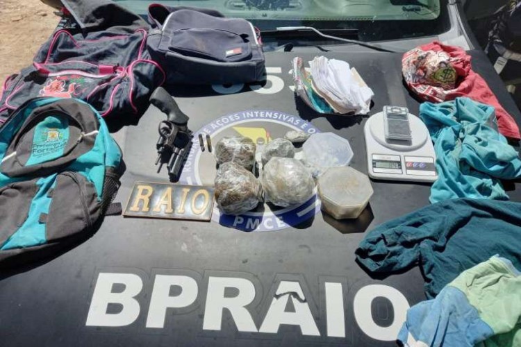 Foram apreendidas uma arma, munições e drogas