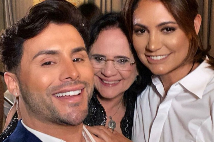 Damares Alves e Michelle Bolsonaro, ao lado de Agustin Fernandez, durante a festa de aniversário do maquiador e digital influencer.