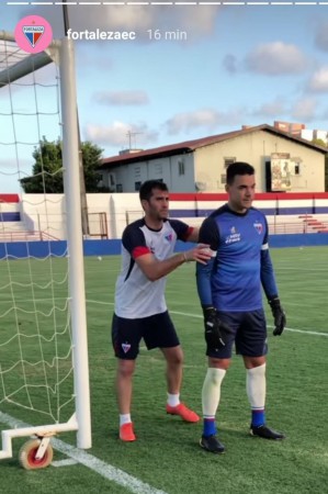 Preparador de goleiros Santiago Piccinini orienta Felipe Alves em treino do Fortaleza