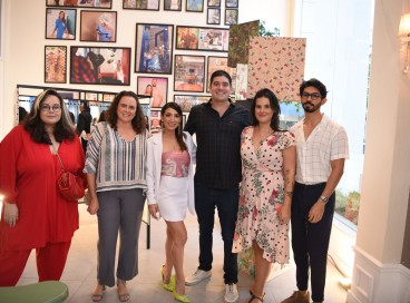 Renata e Leonardo Marinho entre os artistas Elvis Dos Anjos, Amanda Camara, Auxi e Julha que assinam a cole&ccedil;&atilde;o La Vinci Stamp Jardim dos Sonhos  