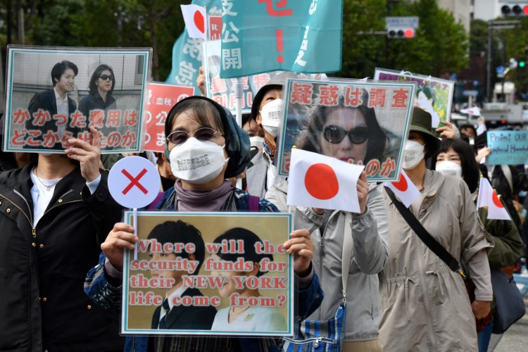 O casamento da Princesa Mako com Kei Komuro se tornou um assunto tão presente na realidade do Japão que algumas pessoas saíram de casa hoje, terça, 26 para protestar contra