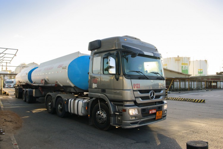 Importadores de combust&iacute;veis alertam para a dificuldade de descarregar combust&iacute;veis trazidos de outros pa&iacute;ses nos portos brasileiros