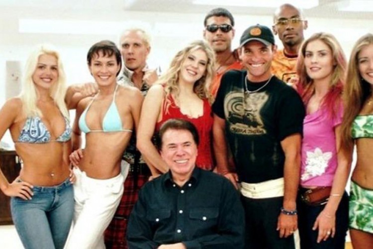 Com 12 artistas no elenco, a "Casa dos Artistas" foi o primeiro reality show de confinamento do País(Foto: Reprodução/SBT)