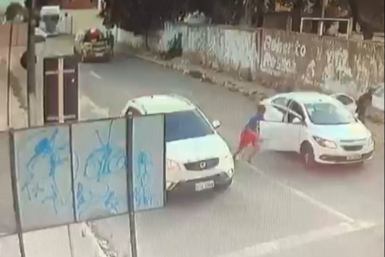 As imagens mostram o momento que os criminosos tentam fugir 