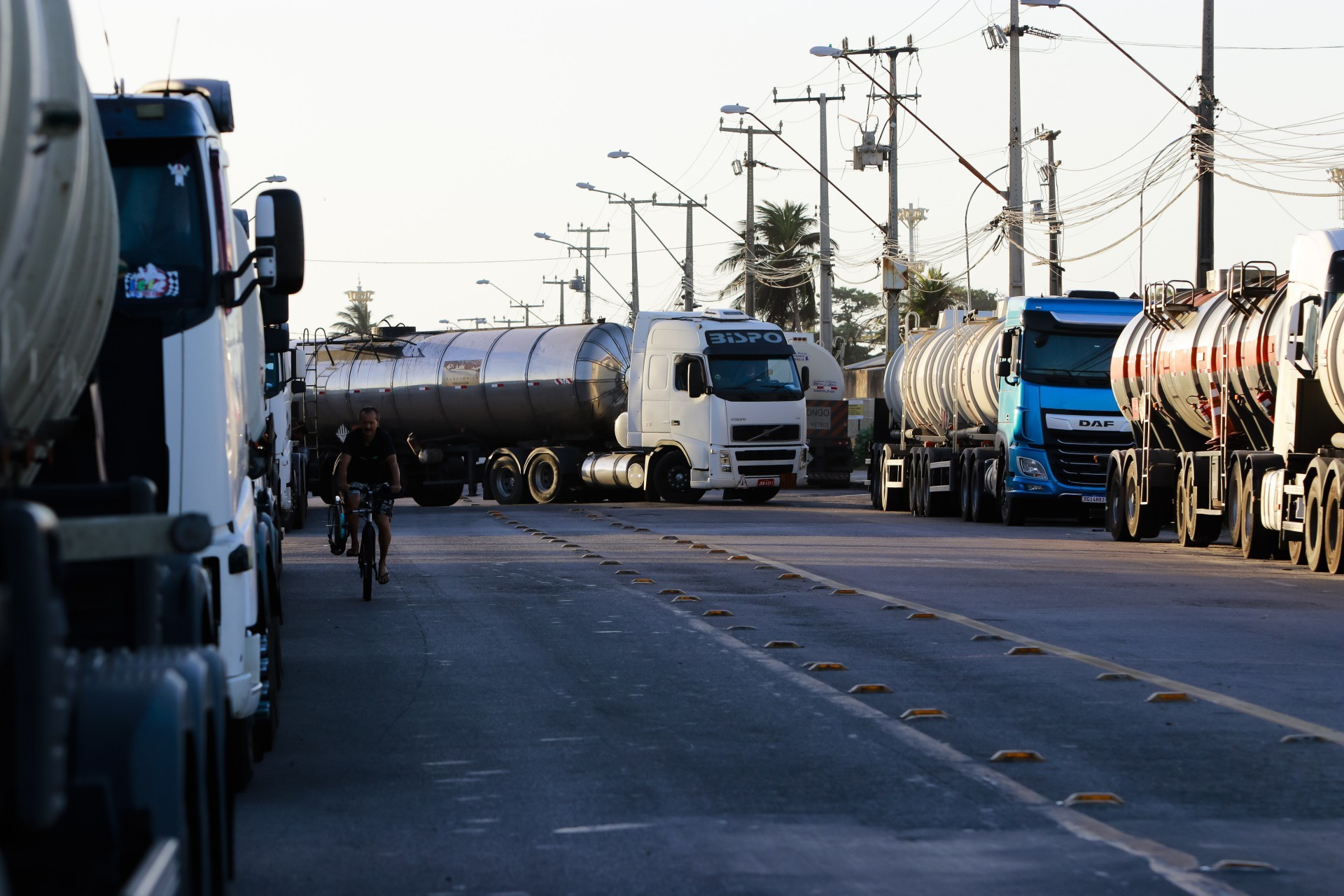 Fortaleza, Ce, BR - 27.10.21 Combustível - Caminhões tanques na área de tancagem e distribuição de combustíveis da Petrobras no bairro Mucuripe   (Fco Fontenele/O POVO) (Foto: FCO FONTENELE)