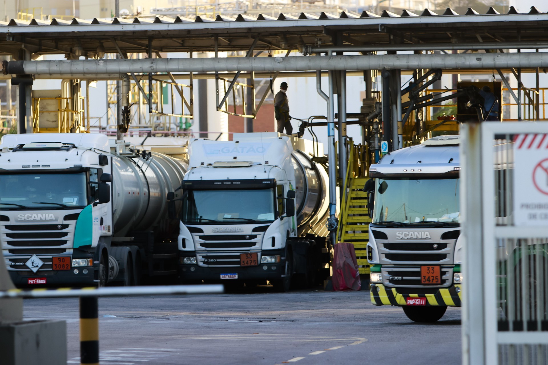 No Ceará, chegada de combustíveis e demais derivados de petróleo do exterior se dá por três grandes distribuidoras (Foto: FCO FONTENELE)