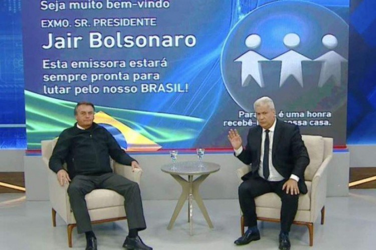 O presidente Jair Bolsonaro em entrevista ao apresentador e apoiador do governo Sikêra Jr, no programa Alerta Nacional, da TV A Crítica.