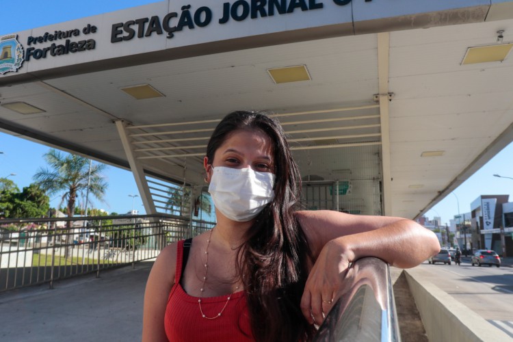 Karla Queiroz estaciona carro próximo ao terminal da Messejana e pega um ônibus para ir até estágio no Fórum Autran Nunes 