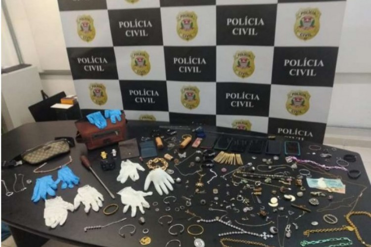 ￼JOIAS foram apreendidas com a quadrilha especializada em furtos de apartamentos 