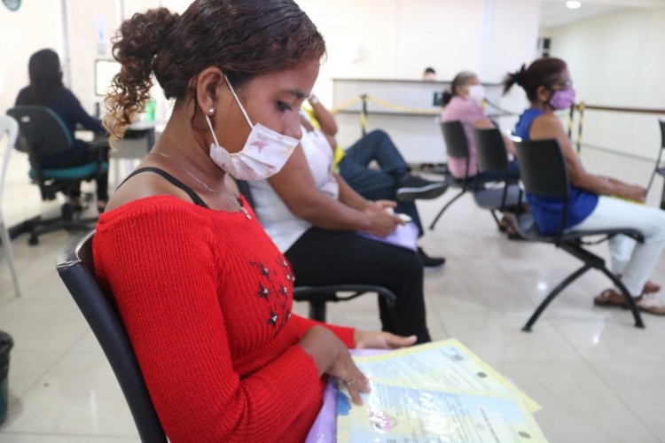 Raquel tem 18 anos e mora na Sapiranga. Ela está sendo adotada oficialmente por sua mãe de criação, Rosilene Lima