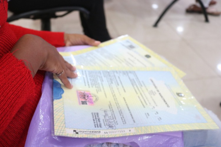 Raquel, tem 18 anos e mora na Sapiranga. Ela está sendo adotada oficialmente por sua mãe de criação, Rosilene Lima