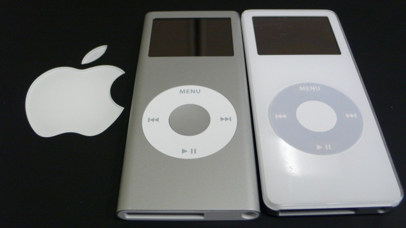 Primeira (direita) e segunda (esquerda) gerações do iPod Nano
