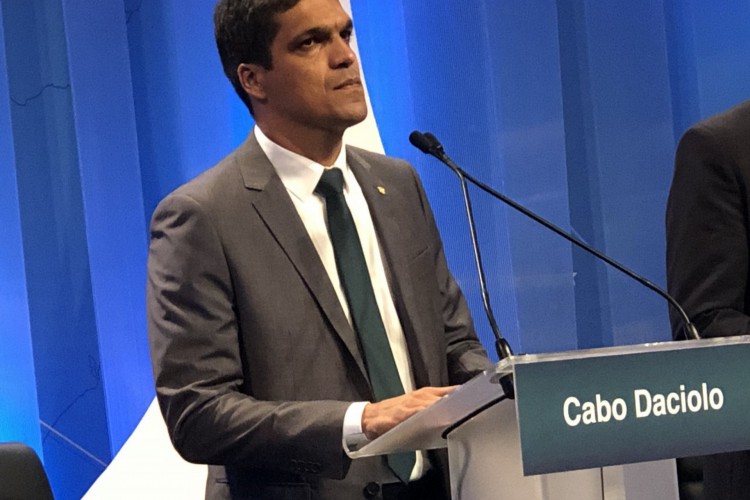 Cabo Daciolo assina filiação ao Brasil 35 e diz que é candidato à Presidência