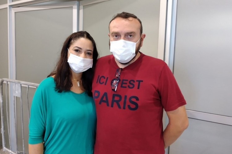 Débora Teles e Messias Simões trabalham na linha de frente da pandemia de Covid-19 e tomaram a terceira dose da vacina neste sábado, 30. 