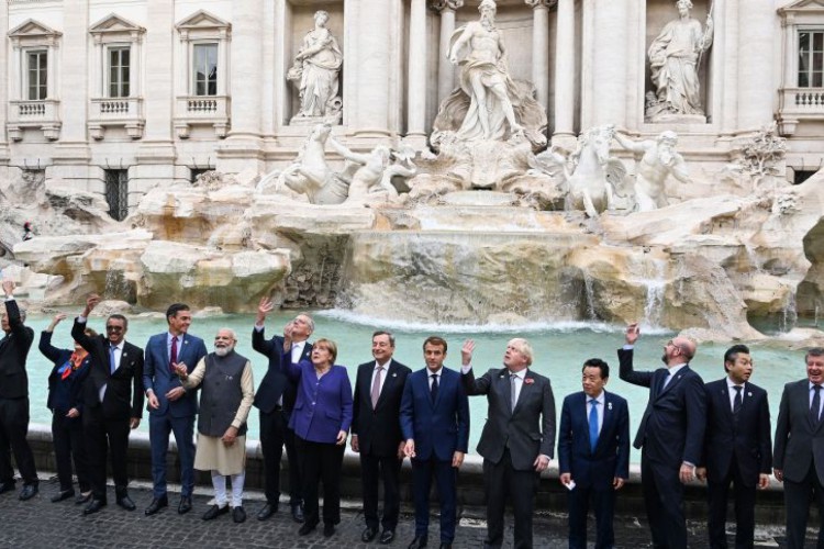 Em Roma, Bolsonaro fica isolado não aparece em foto de líderes do G-20 na famosa Fontana di Trevi