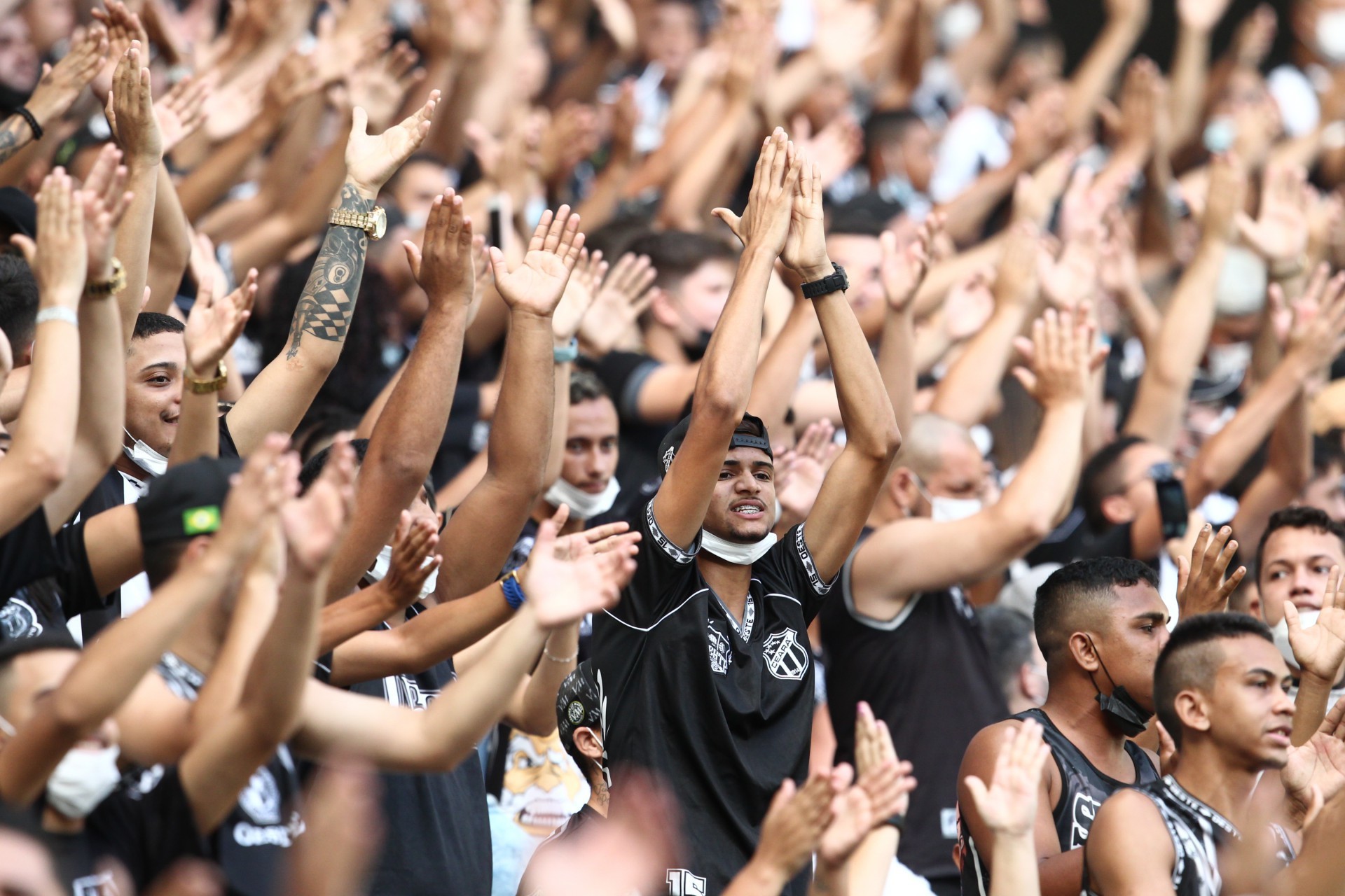 TORCIDA do Ceará respirou aliviada com gol de Vina contra o Flu e reencontro com a vitória (Foto: FABIO LIMA
)